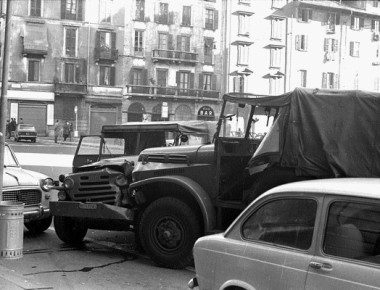 SCIOPERO GENERALE, ASSEMBLEA NEL TEATRO LIRICO IN VIA LARGA, SCONTRI E TAFFERUGLI DI LAVORATORI CON LA POLIZIA, NEI QUALI MUORE L'AGENTE ANNARUMMA, GIPPONE GUIDATO DA ANNARUMMA DOPO LO SCONTRO CON JEEP ANNO 1969