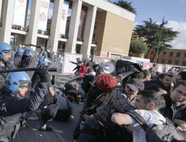 cariche-polizia-a-roma-4-ottobre-2003