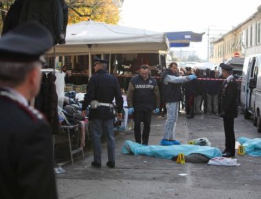 Firenze, sparatoria in piazza Dalmazia, dove sono rimasti uccisi 2 senegelesi, sul posto polizia e carabinieri 2011-12-13 © Niccolò Cambi / Massimo Sestini