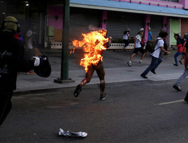 Caracas, il ragazzo in fiamme inseguito dagli oltranzisti