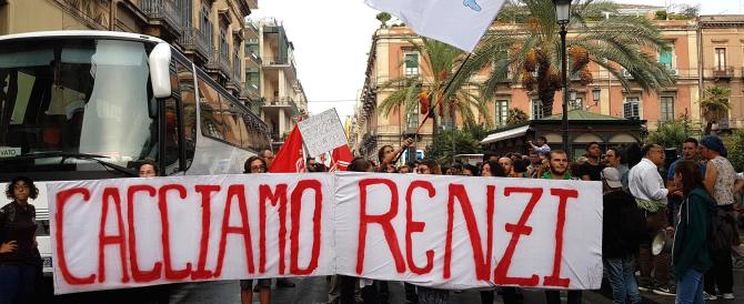 Un momento della contestazione nei confronti del Premier Matteo Renzi all'esterno di Villa Bellini, Catania, 11 Settembre 2016. ANSA/ SCARDINO