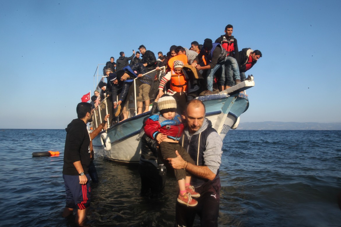 ifugiati siriani e afghani sbarcano sull'isola di Lesbo nel novembre del 2015 © Xinhua