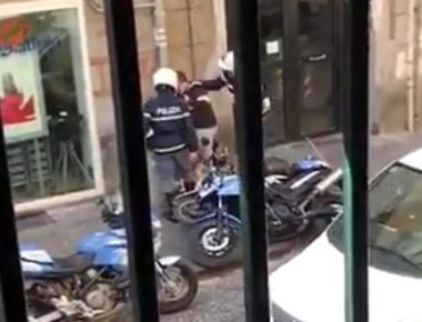 Un frame tratto da Youtube mostra un video diventato virale in cui due poliziotti picchiano e offendono una persona fermata in strada, Napoli, 7 aprile 2018. Il Questore di Napoli Antonio De Iesu, ha annunciato, in merito alla vicenda, "rigorosi accertamenti ai fini della valutazione di pertinenti responsabilità disciplinari ed eventualmente anche di carattere penale". ANSA/WEB/YOUTUBE


+++  ANSA PROVIDES ACCESS TO THIS HANDOUT PHOTO TO BE USED SOLELY TO ILLUSTRATE NEWS REPORTING OR COMMENTARY ON THE FACTS OR EVENTS DEPICTED IN THIS IMAGE; NO ARCHIVING; NO LICENSING; NO TV+++