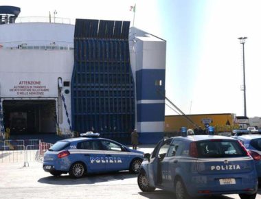 civitavecchia porto polizia pistola