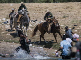 Un frame del video che documenta il respingimento violento dei migranti haitiani sul Rio Grande 
© Ap