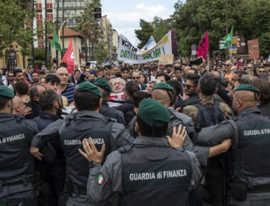 Moments of tension in Palermo between forces of order and the participants in a counter-demonstration, promoted by student committees and some groups of left-wing movements, who wanted to reach the Falcone tree where the commemoration ceremony for the victims of the massacre of Capaci was taking place, Sicily island, southern Italy, 23 May 2023.
ANSA/IGOR PETYX