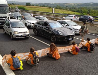 UG .ATTIVISTI SEDUTI IN AUTOSTRADA