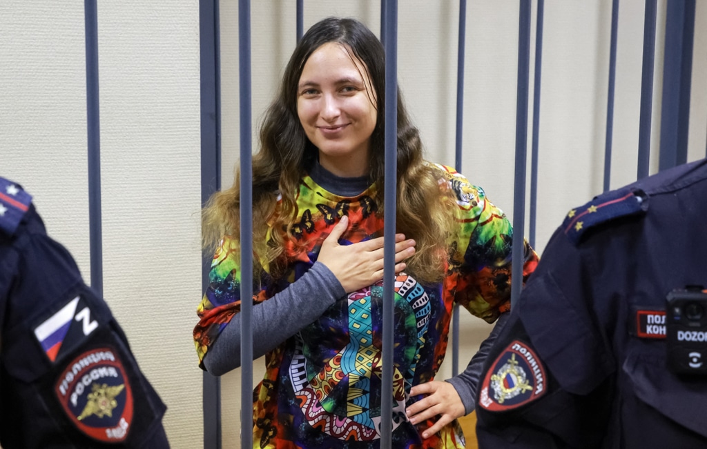 Aleksandra Skočilenko in tribunale a San Pietroburgo, 14 novembre 2023 (Anton Vaganov, Reuters/Contrasto)