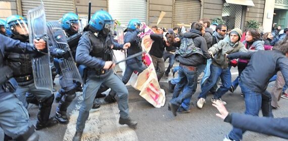 carica-polizia- torino