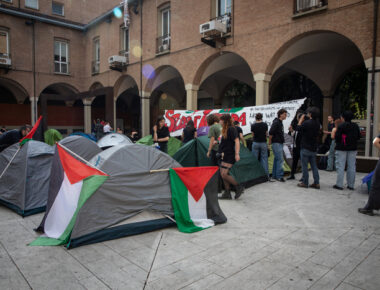 Il gruppo Giovani Palestinesi di Bologna stanzia le tende in Piazza Scaravilli per un presidio continuo fino al 15 maggio. Bologna/ 5 maggio 2024 ANSA/MAX CAVALLARI