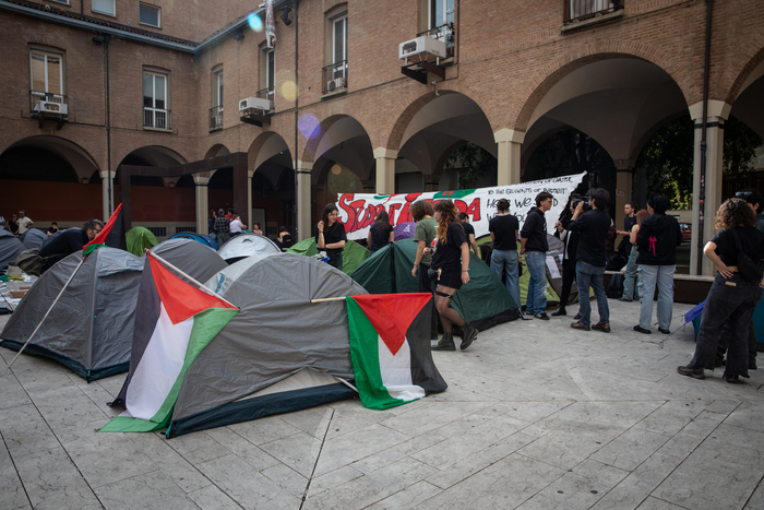 Il gruppo Giovani Palestinesi di Bologna stanzia le tende in Piazza Scaravilli per un presidio continuo fino al 15 maggio. Bologna/ 5 maggio 2024 ANSA/MAX CAVALLARI