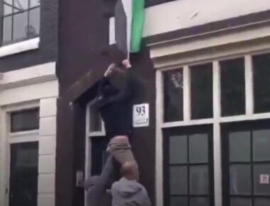 amsterdam bandiera palestinese strappata