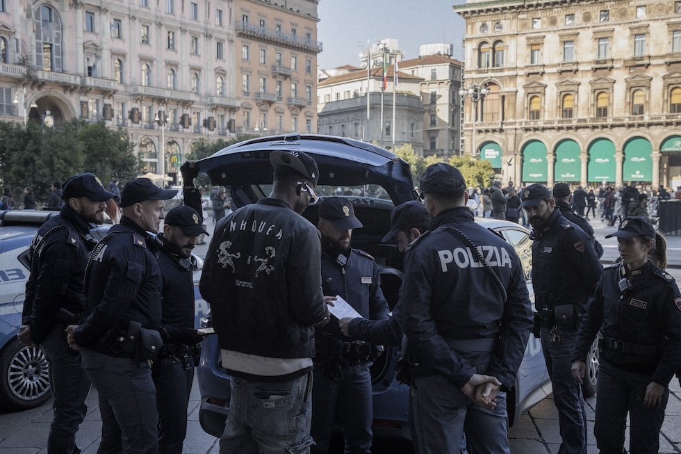 Controlli di Polizia in Duomo
Milano - Italia - Cronaca
Lunedì, 30 Dicembre, 2024 (Foto di Marco Ottico/Lapresse)

Controlli Polizia in Duomo
Milan, Italy - News
Monday, 30 December, 2024 (Photo by Marco Ottico/Lapresse)